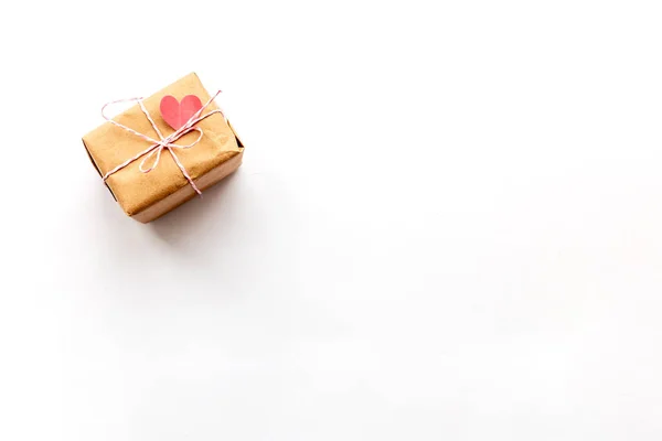 Boîte cadeau vintage enveloppée avec ruban rose noeud sur fond blanc — Photo