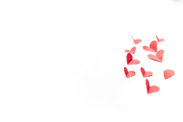 在白色背景上飞行的红纸心 情人节 爱的象征 复制空间 — 图库照片