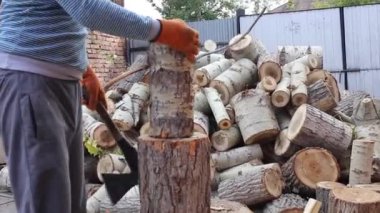 Adam ahşap, ahşap arka plan üzerine bir sürü doğrama eldiven