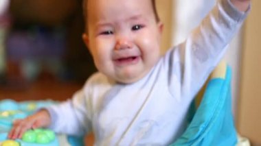 Evde duran walker ve mutsuz bebek dalga ağlayan küçük piç kız seçilen odak eller