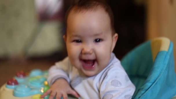 幸せな女の赤ちゃんを笑ってウォーカーにアジア笑顔のカメラでは 選択したフォーカス ソフト フォーカス — ストック動画
