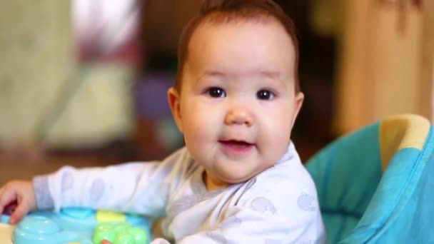 Feliz Rindo Bebê Menina Asiática Walker Sorriso Câmera Foco Selecionado — Vídeo de Stock