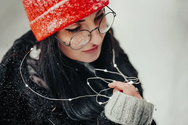 Портрет Удивительной Девушки Длинными Черными Волосами Машущими Холодный Зимний День — стоковое фото