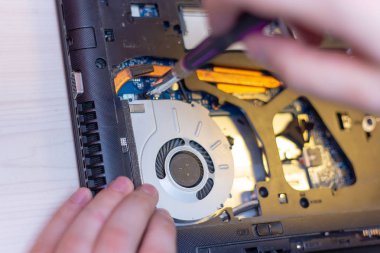 Asya dizüstü bilgisayar onarım teknisyeni vida o çalışırken dizüstü soğuması için kullanılan bir laptop soğutma fanı