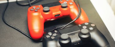 Bilgisayar oyun rekabet. uzun banner kablosu siyah zemin üzerine kırmızı ve siyah oyun çubukları