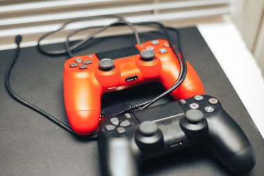 Bilgisayar oyun rekabet. kablosu siyah zemin üzerine kırmızı ve siyah oyun çubukları