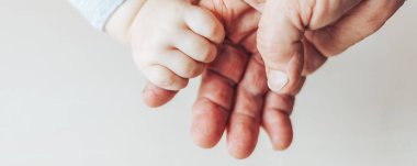 Yaşlı bir kadın ve bir çocuk birlikte elele odak masada uzun banner seçili