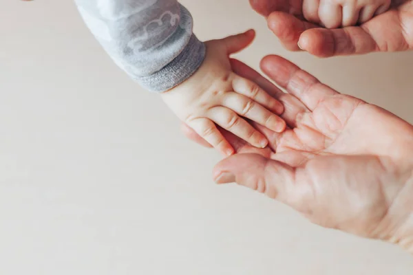 Yaşlı bir kadın ve bir çocuk birlikte elele odak tablo seçili