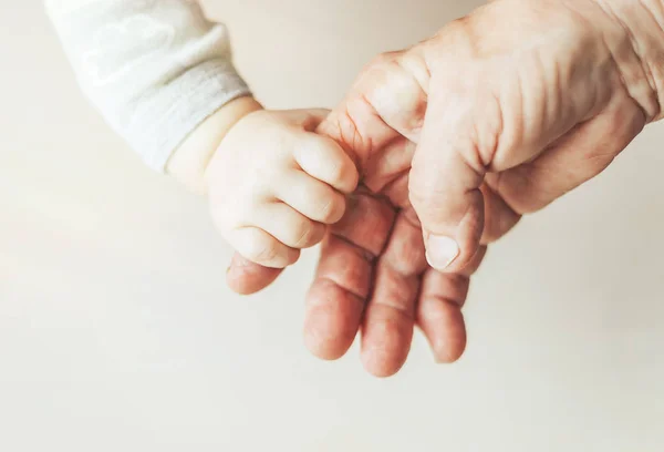 Yaşlı bir kadın ve bir çocuk birlikte elele tonda tablo kamera güneş ışığı odaklanmak seçili