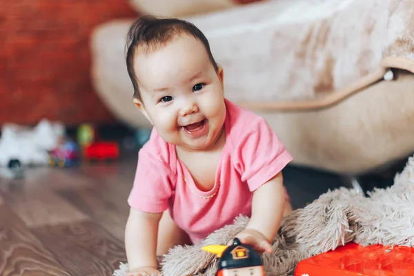 Divertente Kazakh Bambina Rosa Strisciando Sul Pavimento Nella Stanza Dei — Foto Stock