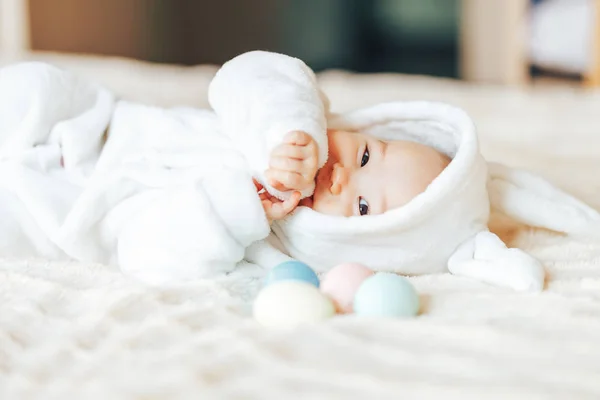 Маленький Ребенок Костюме Кролика Пасху Ребенок Держащий Цветные Яйца Кровати — стоковое фото