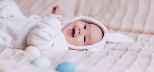 Bambino Che Indossa Costume Coniglietto Giorno Pasqua Bambino Che Tiene — Foto Stock