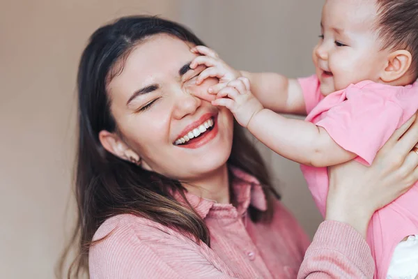 Mãe Bebê Roupas Rosa Brincando Rindo Feliz Dia Mães Família — Fotografia de Stock