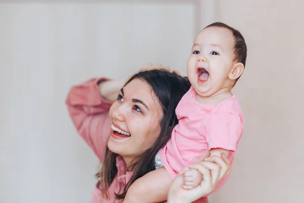 Mãe Bebê Roupas Rosa Brincando Rindo Feliz Dia Mães Família — Fotografia de Stock