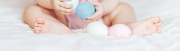 Carino Bambina Giocando Con Uova Pasqua Colorate Abiti Rosa Seduto — Foto Stock