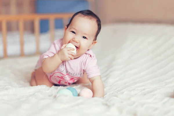 Oturma Odası Mutlu Bir Şekilde Gülümseyerek Babygirl Yatakta Oturup Pembe — Stok fotoğraf