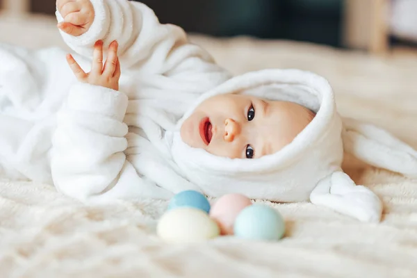 Милая Улыбка Счастливый Малыш Играя Красочными Пасхальными Яйцами Лежал Кровати — стоковое фото