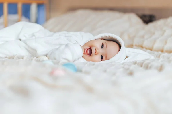 Sevimli Gülümseme Mutlu Küçük Bebek Beyaz Tavşan Tavşan Kostüm Göz — Stok fotoğraf