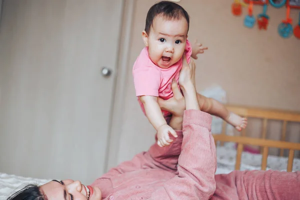 Мать Ребенок Розовой Одежде Играют Смеются Счастливый День Матери Семьи — стоковое фото