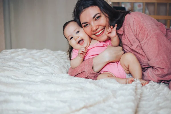 Mãe Bebê Roupas Rosa Brincando Rindo Feliz Dia Mães Família — Fotografia de Stock