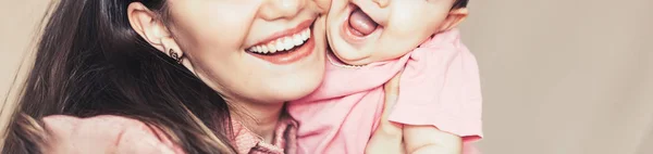 母亲和婴儿穿着粉红色的衣服玩耍和笑 一个幸福的家庭母亲天长横幅 — 图库照片