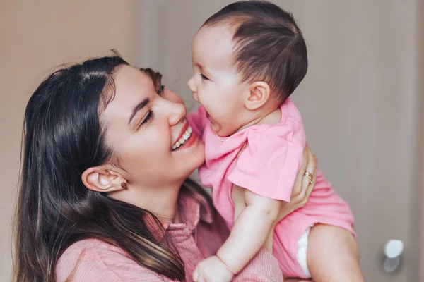 Anne Bebek Oynamak Gülmek Pembe Giysiler Içinde Mutlu Bir Aile — Stok fotoğraf