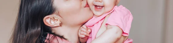 Madre Bebé Con Ropa Rosa Jugando Riendo Una Feliz Familia —  Fotos de Stock