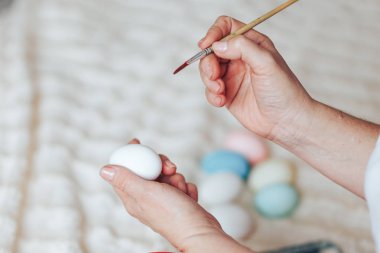 Modern stil kırmızı yeşil ile Paskalya yumurta boyama el seçilen odak boya