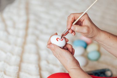 Modern stil kırmızı yeşil ile Paskalya yumurta boyama el seçilen odak boya
