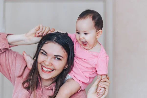 Moeder Baby Roze Kleding Spelen Lachen Een Gelukkige Familie Moederdag — Stockfoto