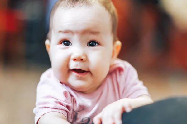 Pembe Evde Yatak Takımları Içinde Garip Bir Bebek Kız Kameraya — Stok fotoğraf