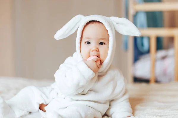 Küçük Çocuk Bir Beyaz Tavşan Kostüm — Stok fotoğraf