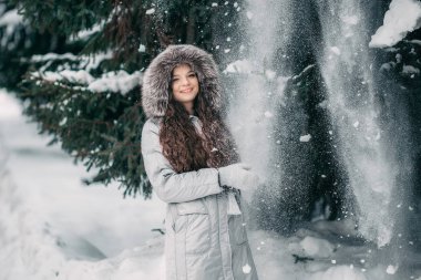 mutlu genç kadın kış kırmızı şapkalı. tonda fotoğraf