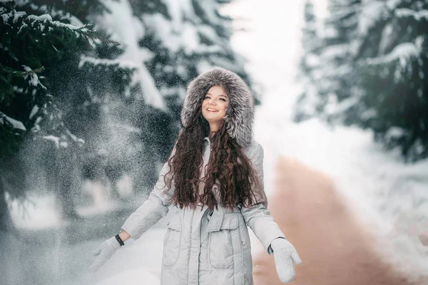 หญิงสาวที่มีความสุขในหมวกแดงในฤดูหนาว รูปถ่ายที่มีสีสัน — ภาพถ่ายสต็อก