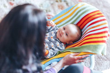 Bebek çocuk bir şezlong veya şezlong renkli fedailiği evde rahatlatıcı çok güzel güzel mavi gözlü sevgilisi