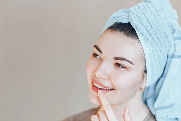 Muy tímido. Cerca de la boca sonriente y los dedos de la chica alegre. Ella está disfrutando de su piel suave y juvenil mientras toca ligeramente su barbilla con una amplia sonrisa . — Foto de Stock