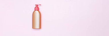 Kozmetik sıvı, sabun veya şampuan, jel ile plastik şişe pompa. Pembe bir arka planda. Kırpma yolu ile. yatık