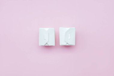 iki kağıt kutuları beyaz al-Away gıda pembe arka plan beyaz kağıt kutusu kırpma yolu ile