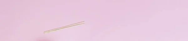 Minimalismus hůlky na růžovém pozadí dlouhá skládka — Stock fotografie
