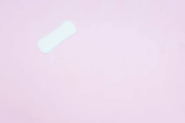 Parlak pembe Kağıt arka planda beyaz bayan külot liner. Üst görünüm, kopya alanı yakın, düz yatıyordu — Stok fotoğraf