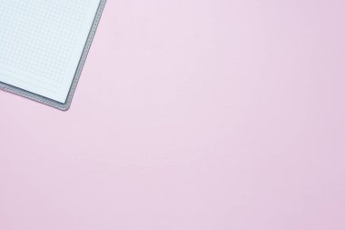 Pembe arka planda çizim veya yazma için boş tek basit boş beyaz Notebook üst görünüm. Dalga geçme. Düz yatma