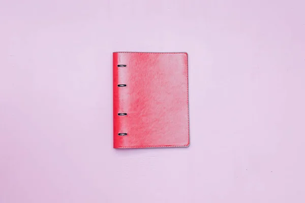 Bloco de notas no centro em fundo rosa flatlay copyspace — Fotografia de Stock