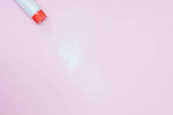 Láhev Talcum prášku na růžovém pozadí. Prach vylil z bílého kontejneru, horní okraj — Stock fotografie