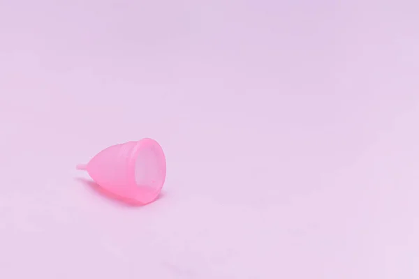 Pink menstruele Cup op roze achtergrond. Alternatief vrouwelijk hygiëne product tijdens de periode. Vrouwen gezondheid concept — Stockfoto