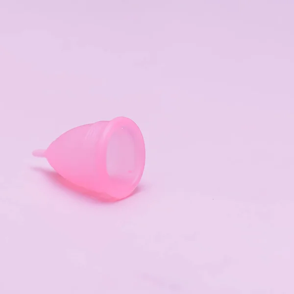 Różowy menstruacyjny kubek na różowym tle. Alternatywny produkt higieniczny kobiecy w okresie. Koncepcja zdrowia kobiet — Zdjęcie stockowe