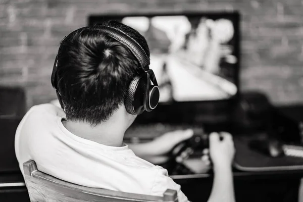 Tecnologia, jogos, entretenimento e conceito de pessoas - jovem em fone de ouvido e óculos com computador pc jogando jogo em casa e reprodução de streaming — Fotografia de Stock