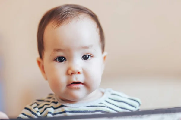 Grazioso bambino neonato ragazzo o ragazza seduto all'interno di una scatola in appartamento — Foto Stock