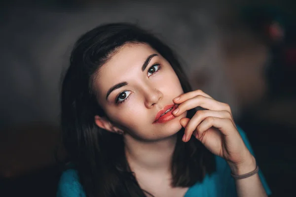 Sexy morena ojos oscuros mujeres jóvenes chica sentada en casa tocando los labios buscando cámara sensual primer plano — Foto de Stock
