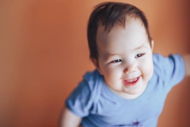 Güzel küçük kız mı erkek koyu saçlı 2019 metin mutlu gülümseme kamera bakmak için alan içeren bir parlak turuncu arka plan rengi üzerinde gülümseyen