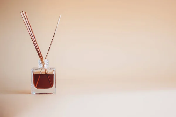 Pauzinhos de ambientador de ar em begie fundo frasco de vidro aroma bambu varas — Fotografia de Stock